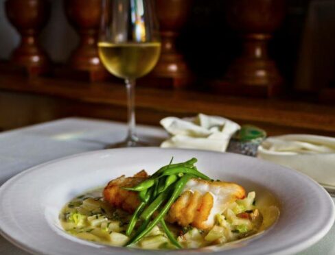 Belfry Bistro 的精致鱼类主菜